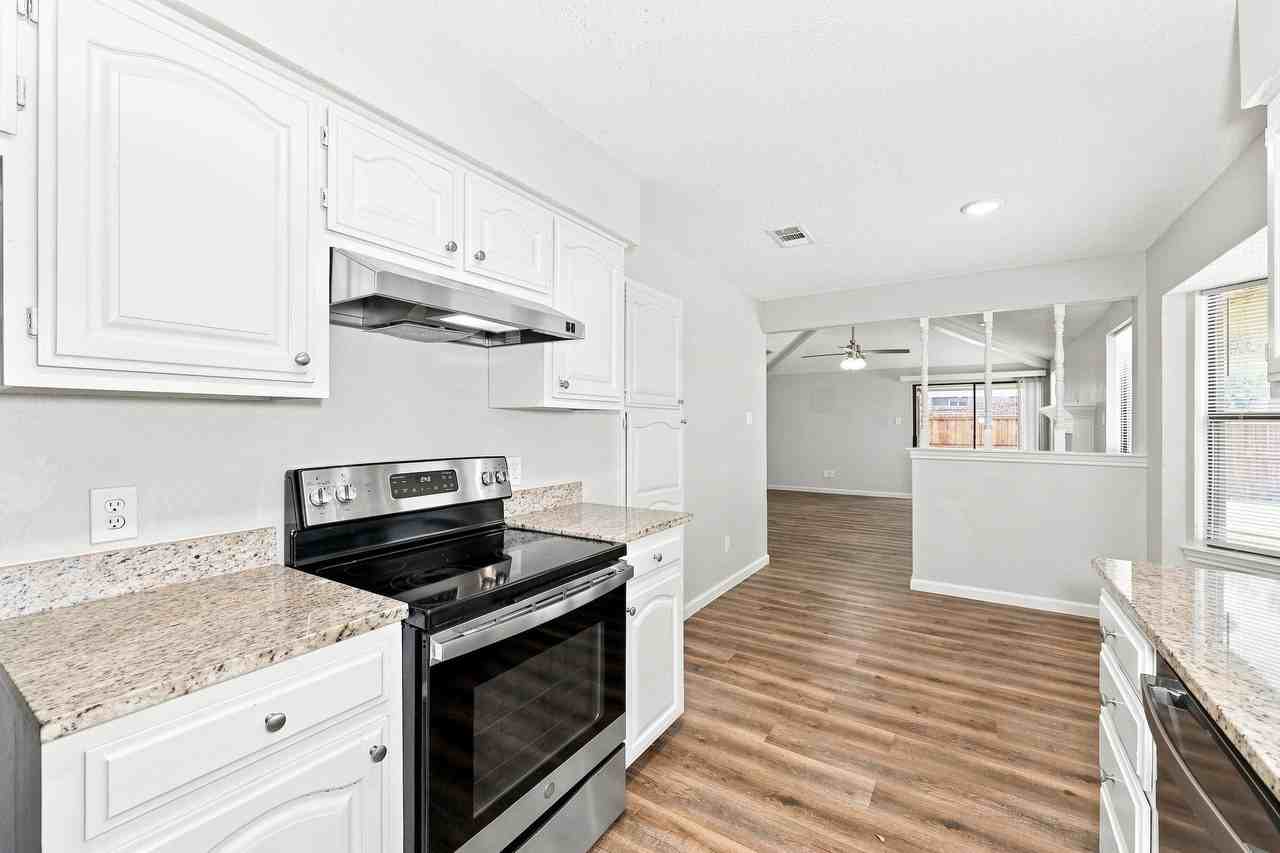 1800 Willow Vale Dr - Photo 2 of 9