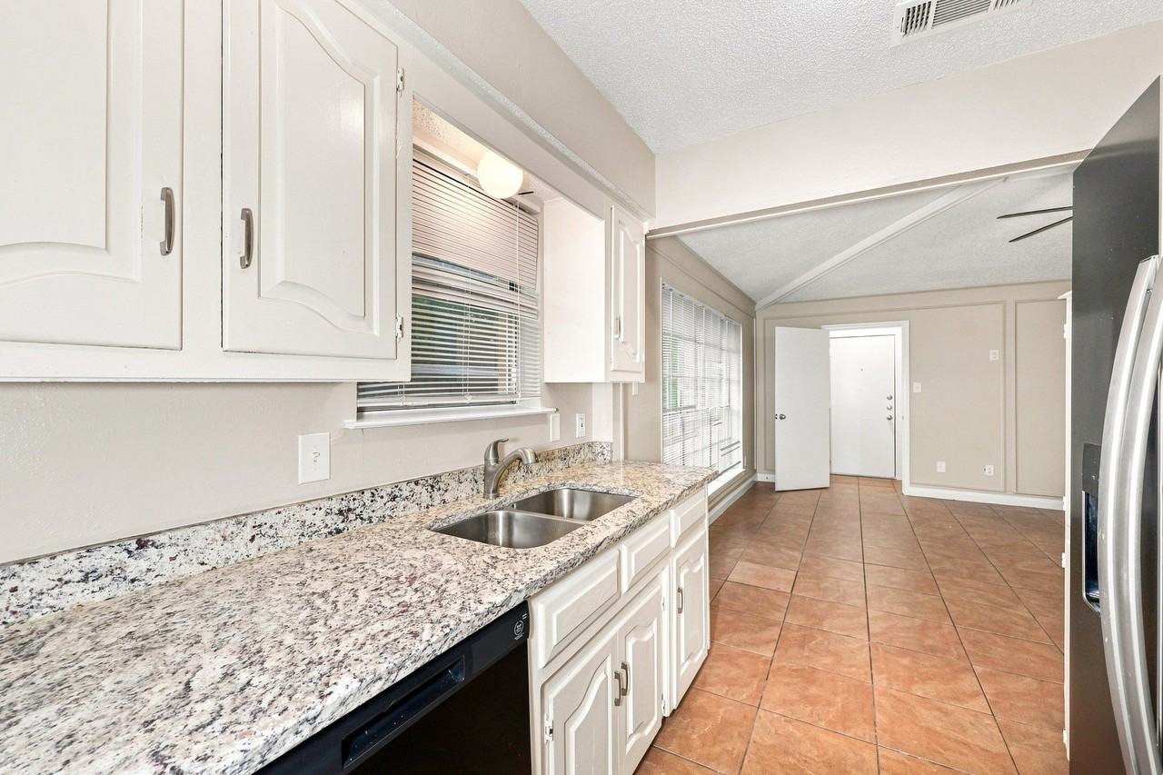 1315 Drury Dr - Photo 2 of 9