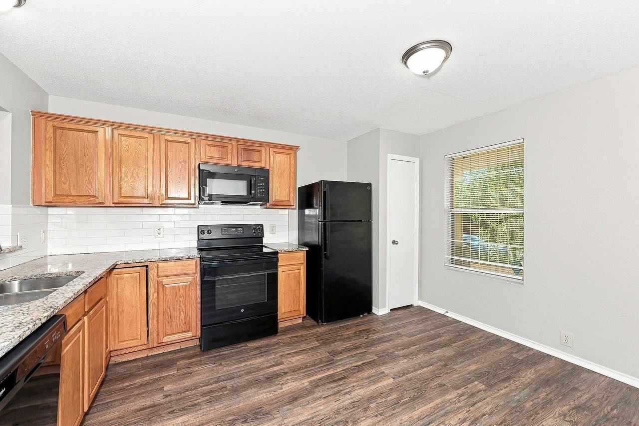 846 Trinity Ln - Photo 2 of 10