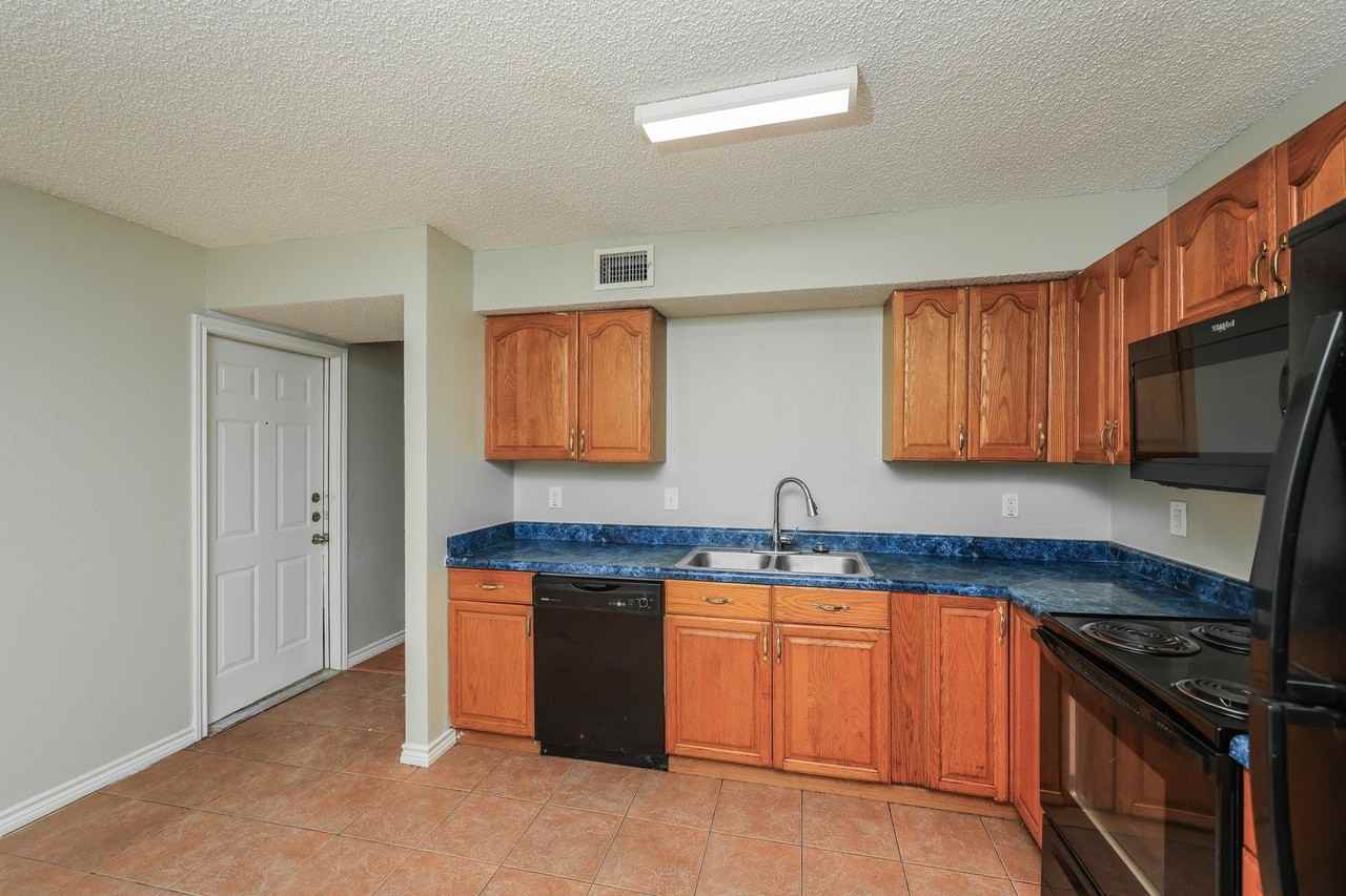 609 E Buffalo St - Photo 4 of 10
