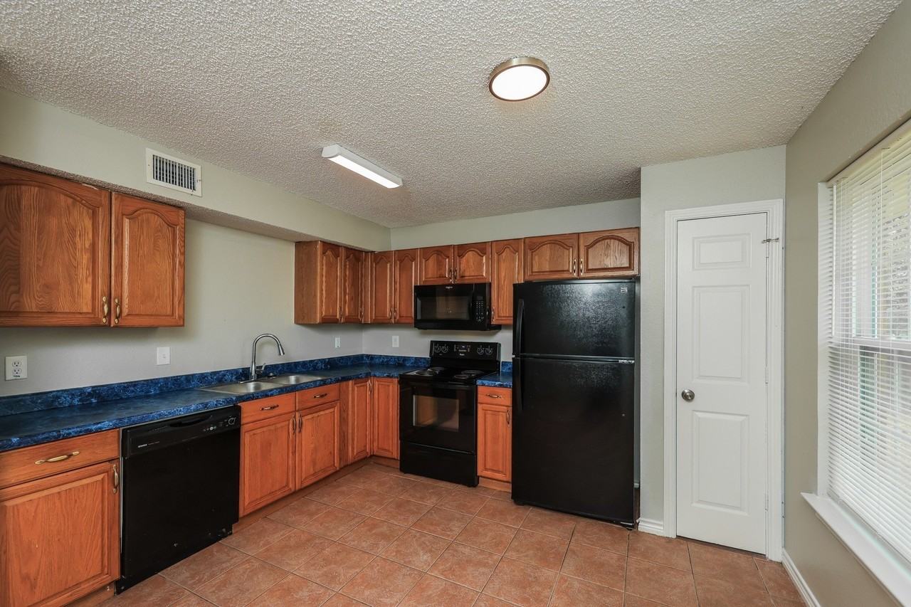 609 E Buffalo St - Photo 5 of 10