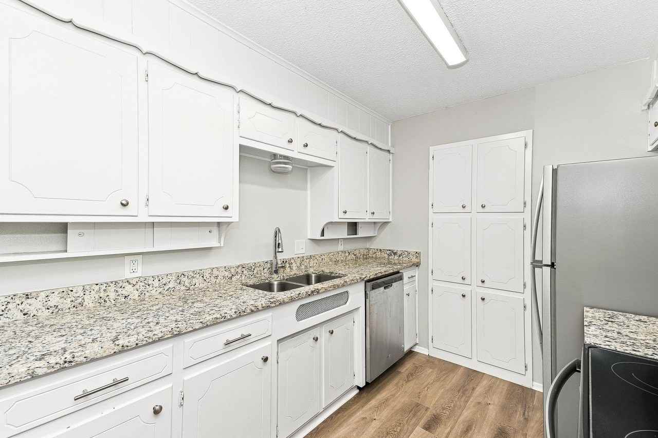 656 Sue Ann Ln - Photo 2 of 10