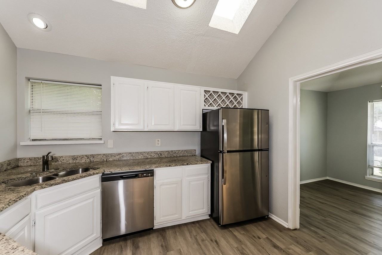 404 Derby Ln - Photo 2 of 9