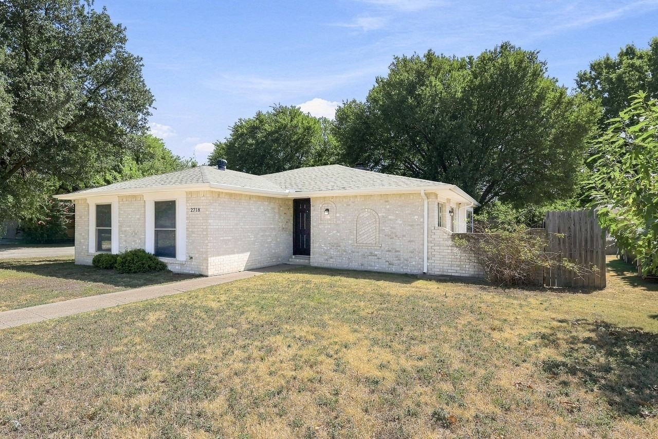 2718 Oakmont Dr - Photo 2 of 9