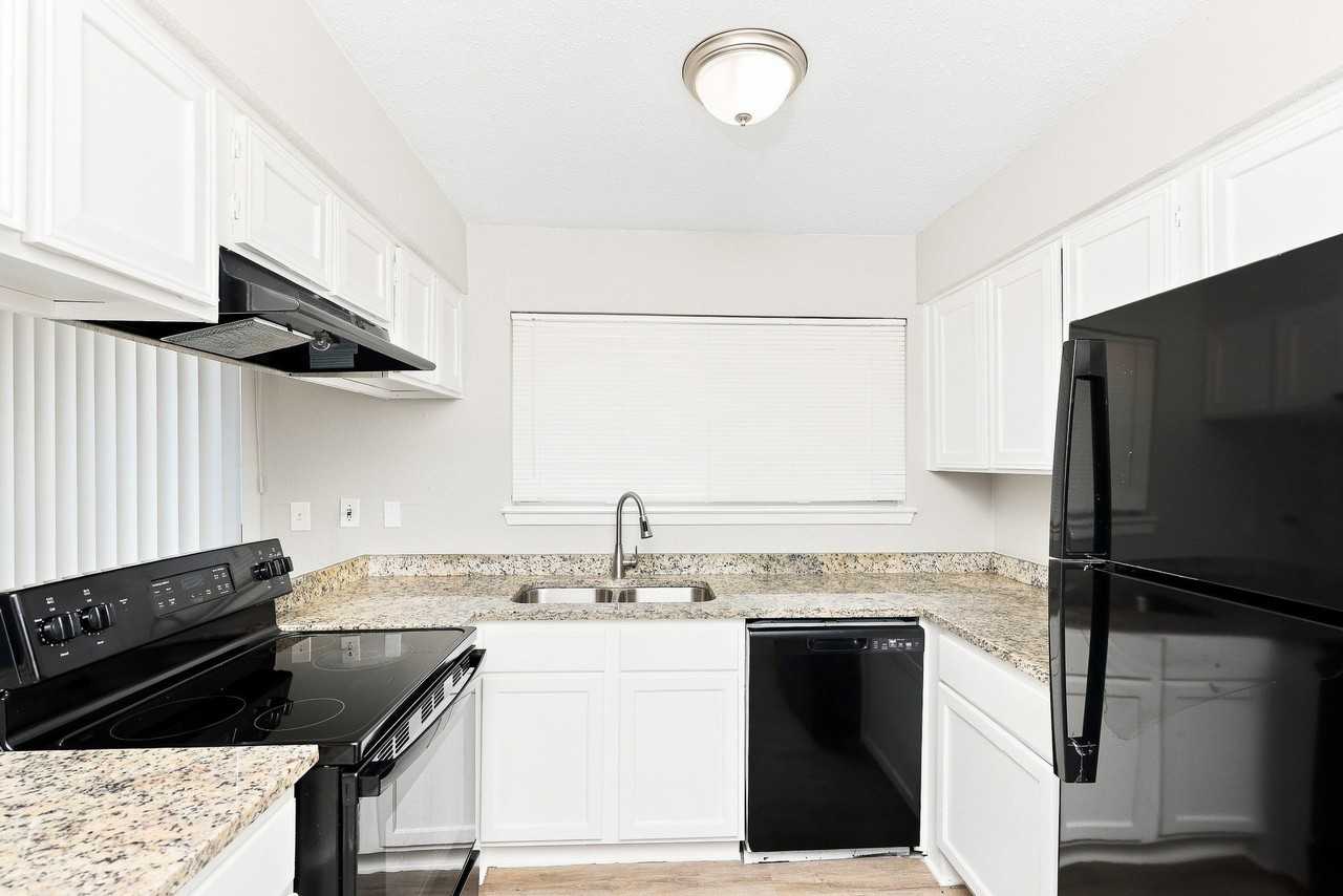 2718 Oakmont Dr - Photo 3 of 9