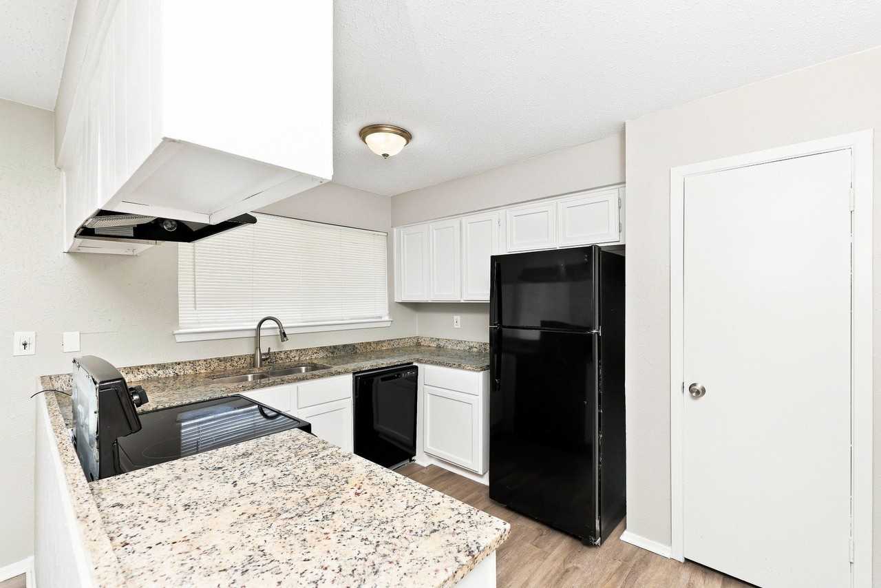 2718 Oakmont Dr - Photo 4 of 9