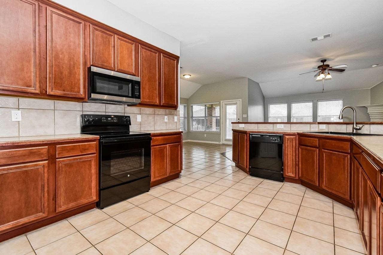1204 Lost Valley Dr - Photo 2 of 8