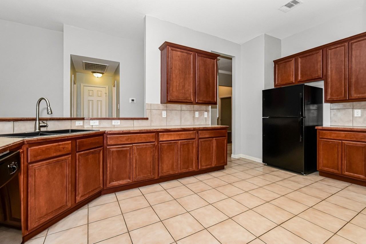 1204 Lost Valley Dr - Photo 3 of 8