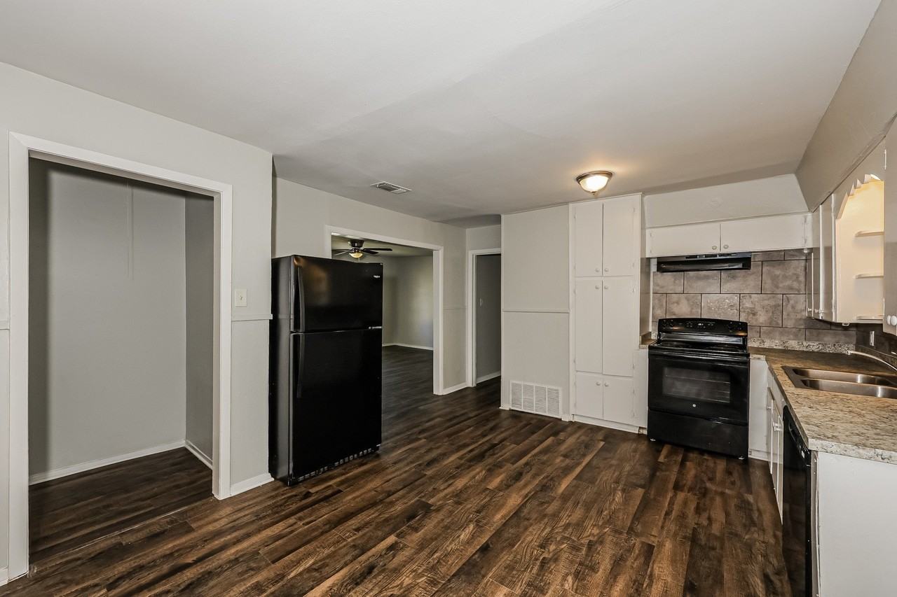 607 Dixon St - Photo 2 of 9