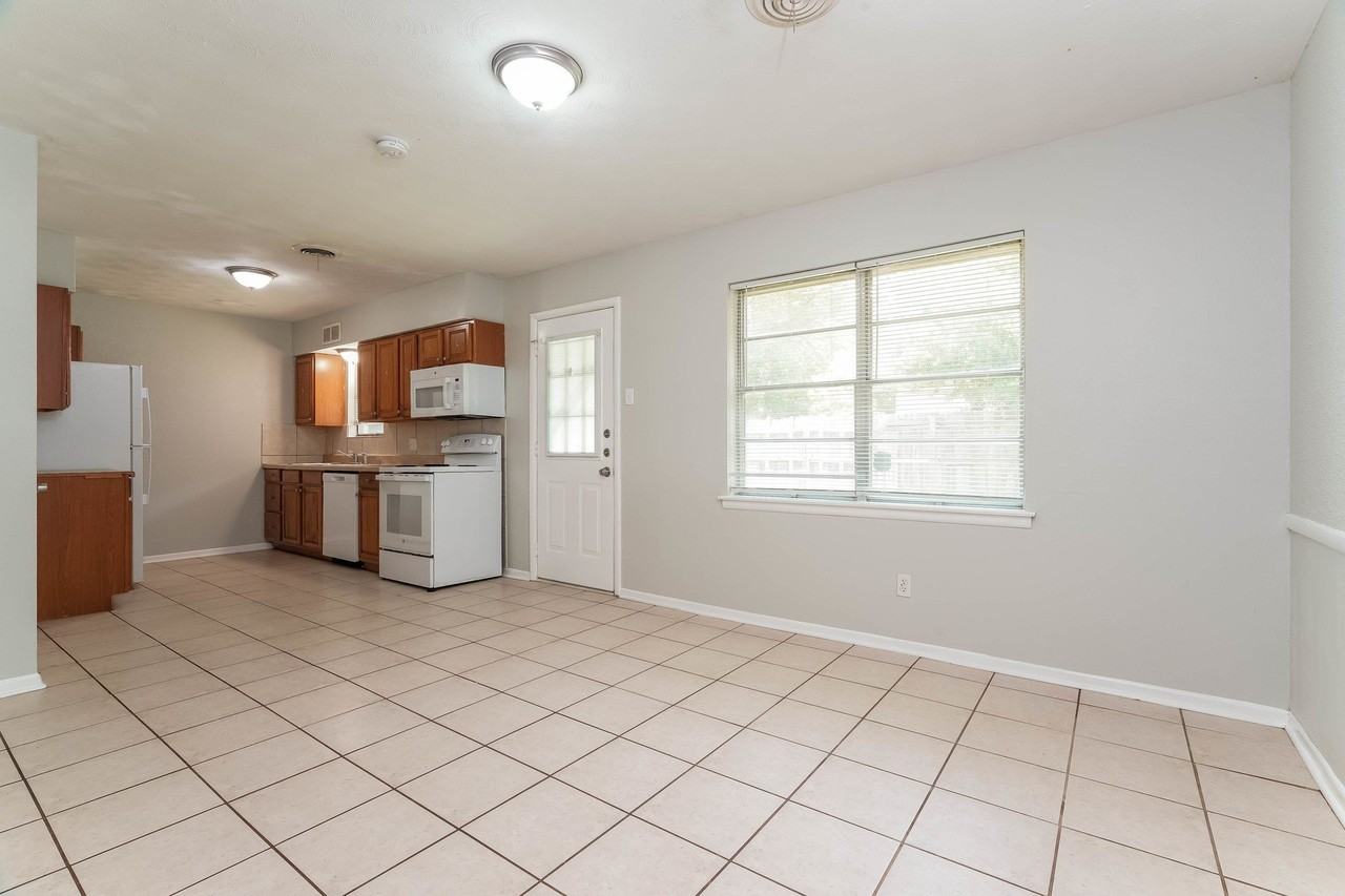 736 Treadwell Dr - Photo 3 of 8
