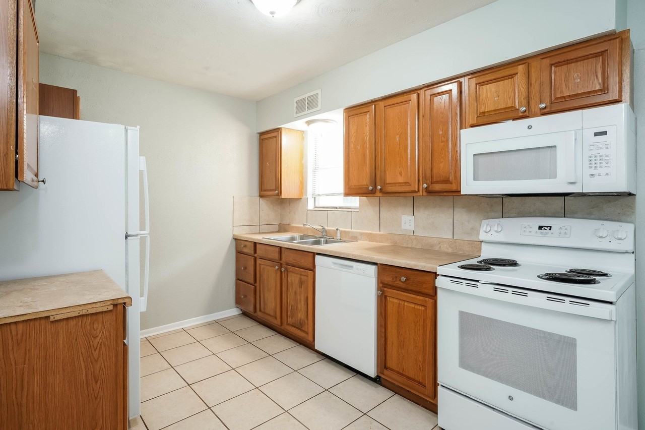 736 Treadwell Dr - Photo 4 of 8
