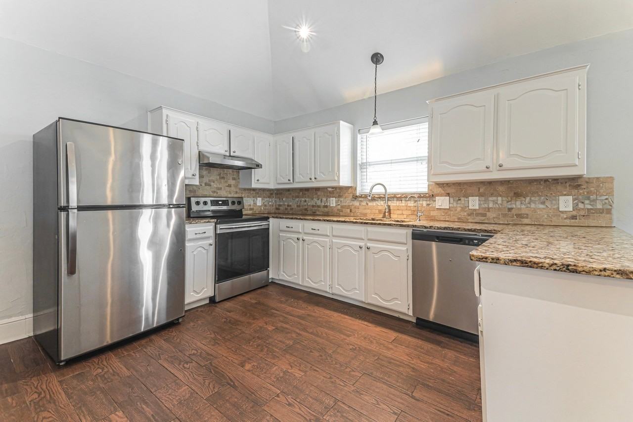 401 Kathy Ln - Photo 3 of 8