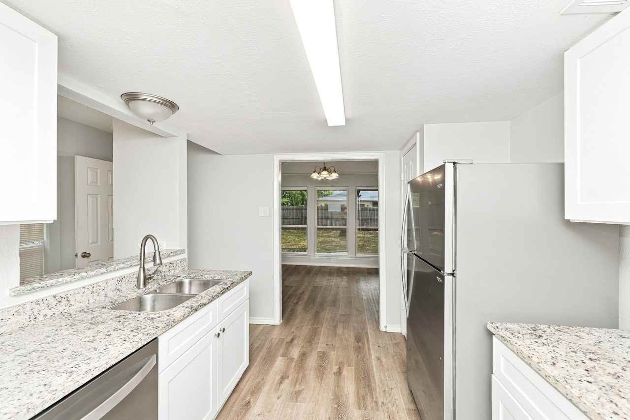 422 Ash Ln - Photo 3 of 12