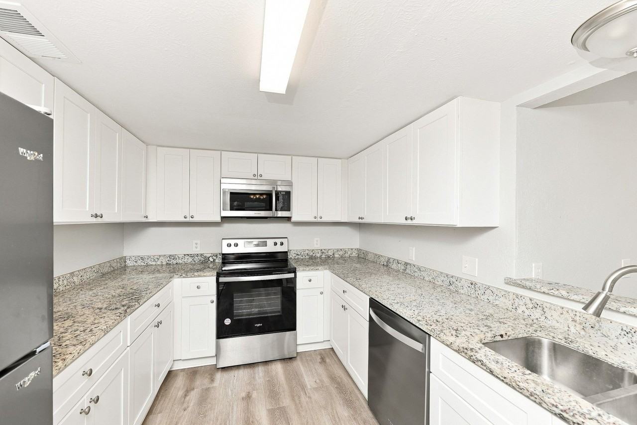 422 Ash Ln - Photo 4 of 12