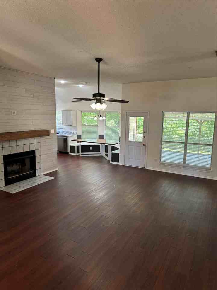 1025 Boardwalk St - Photo 4 of 16
