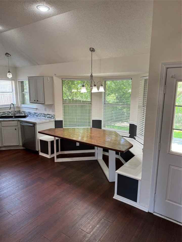 1025 Boardwalk St - Photo 5 of 16