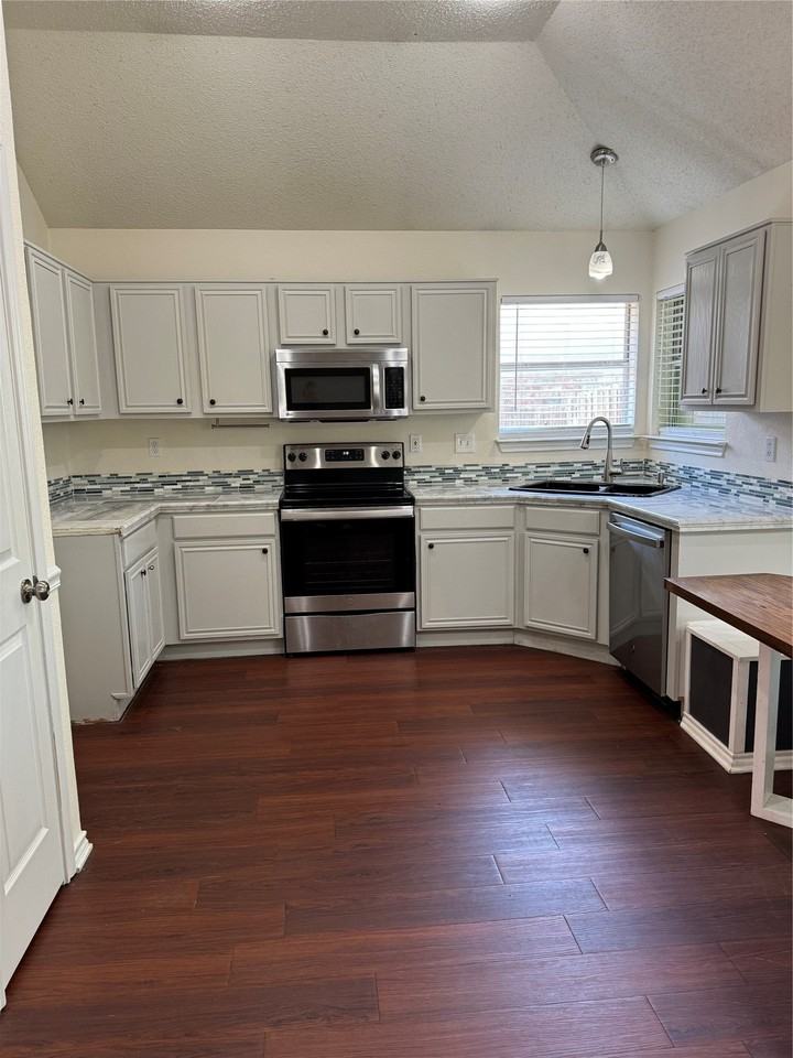 1025 Boardwalk St - Photo 6 of 16