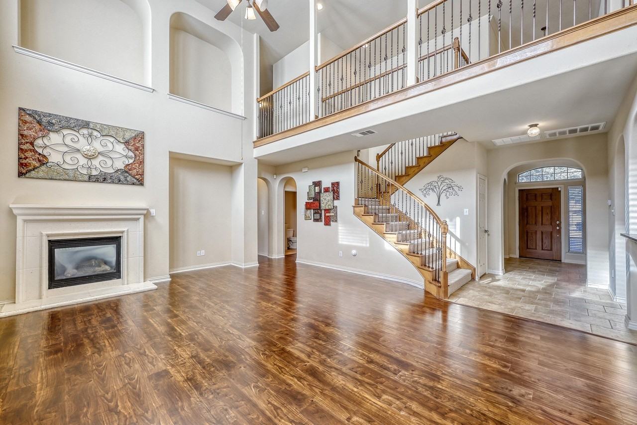 1012 Surrey Dr - Photo 2 of 11