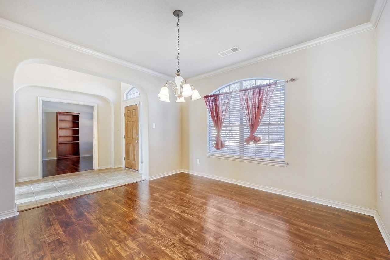 1012 Surrey Dr - Photo 3 of 11