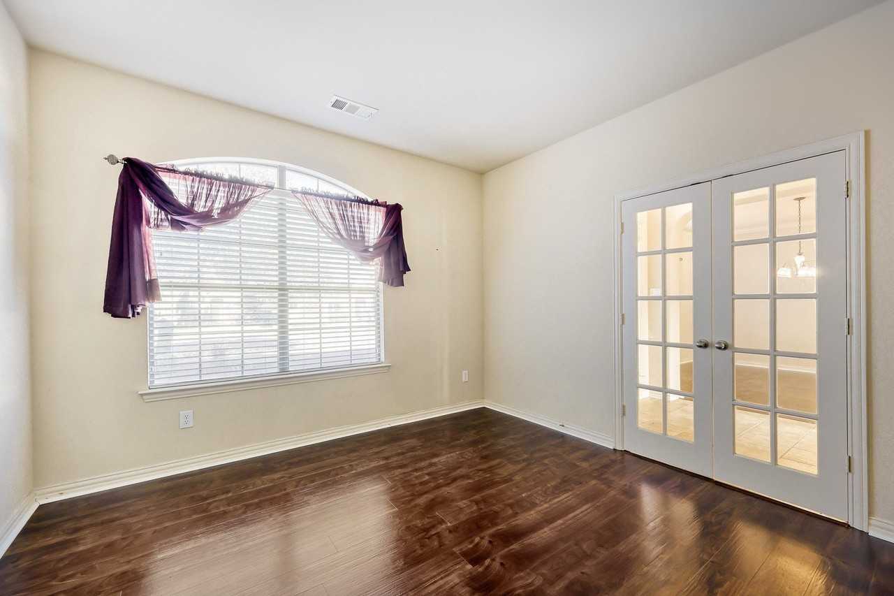 1012 Surrey Dr - Photo 4 of 11