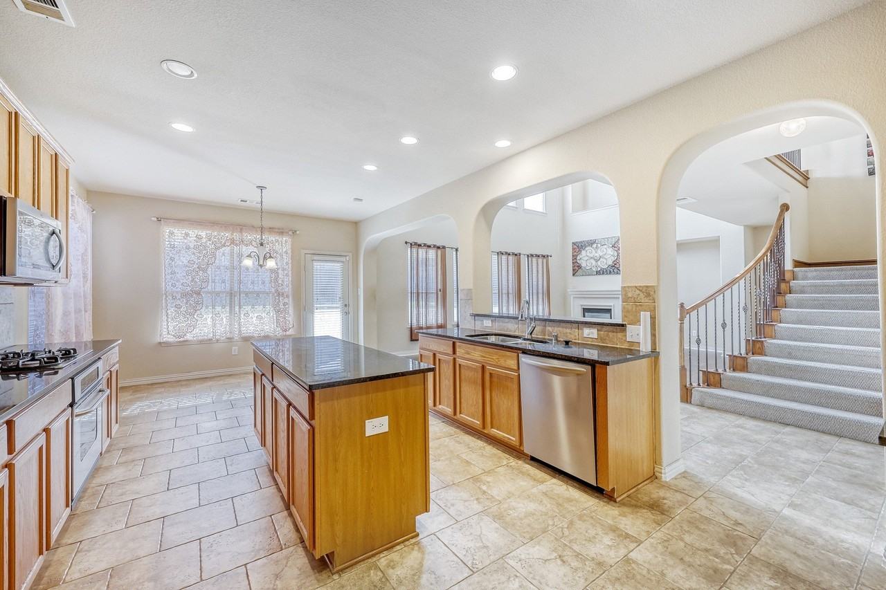 1012 Surrey Dr - Photo 5 of 11