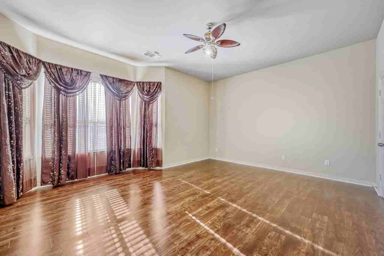 1012 Surrey Dr - Photo 6 of 11