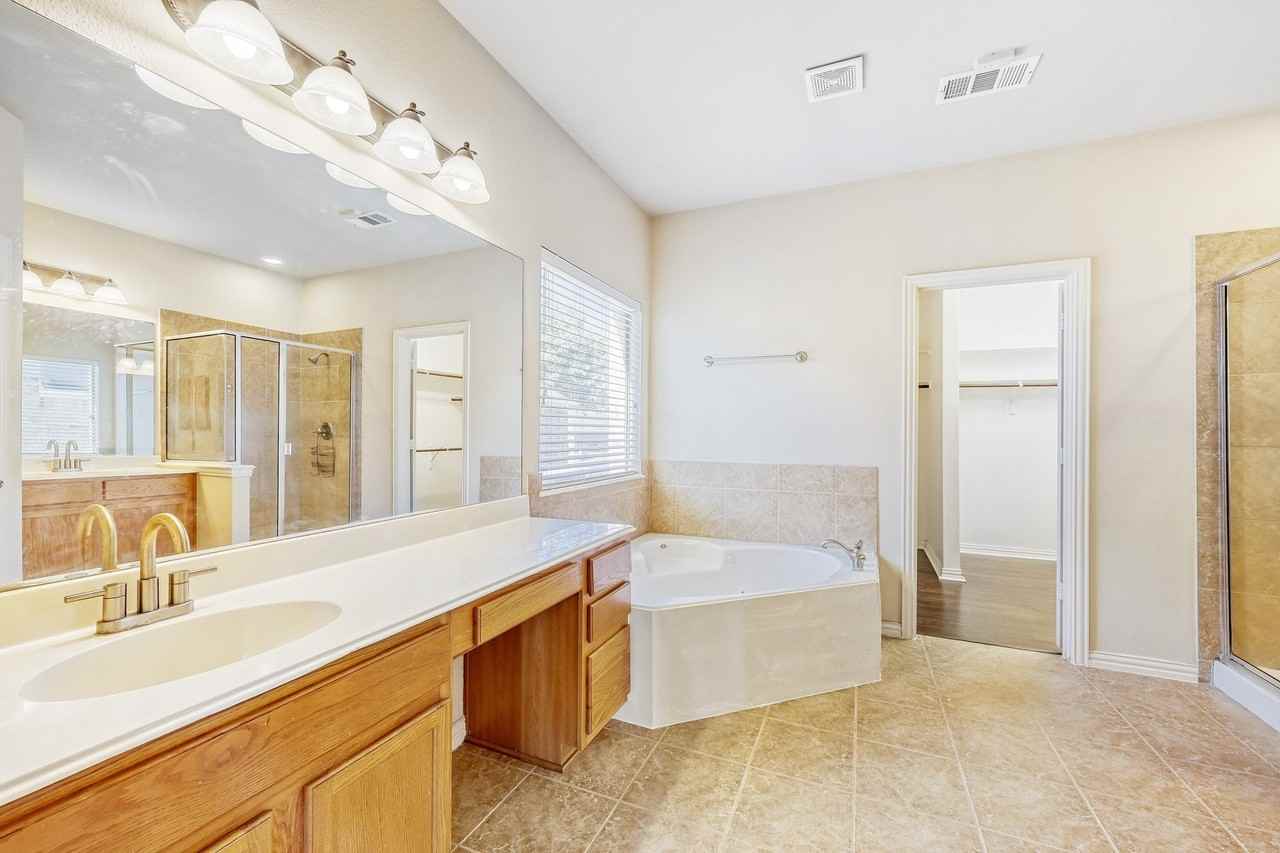 1012 Surrey Dr - Photo 7 of 11