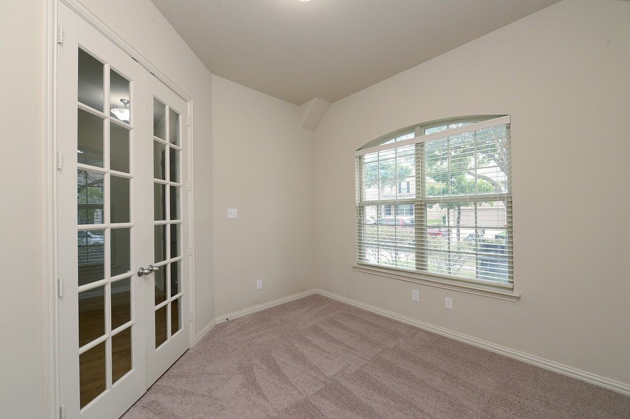 3300 Glen Crest Ln - Photo 4 of 25