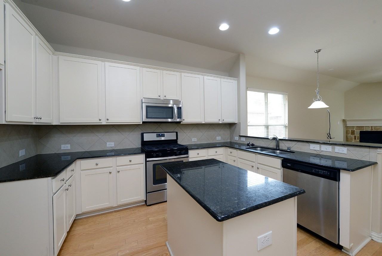 3300 Glen Crest Ln - Photo 6 of 25