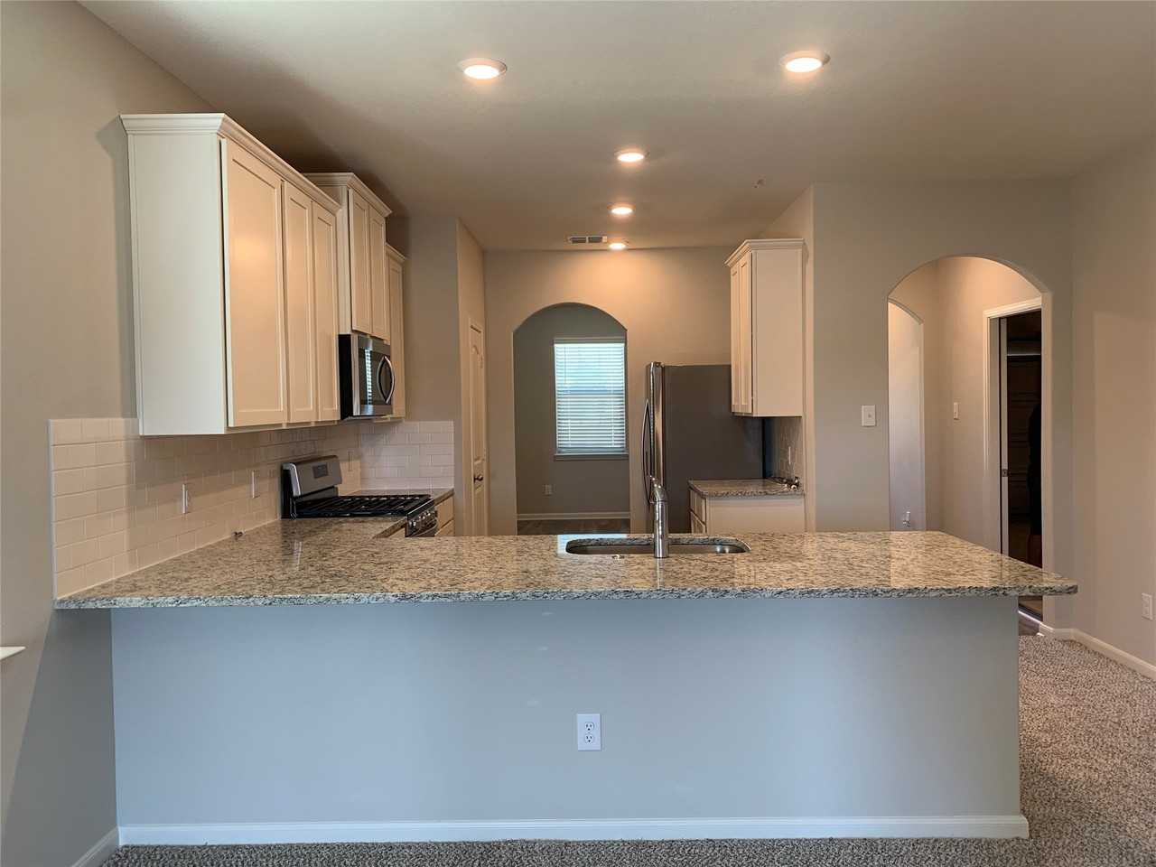 321 Zimmet Dr - Photo 6 of 15