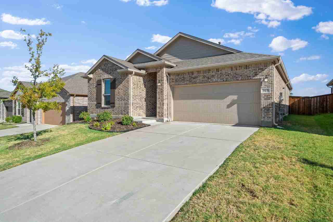 949 Brock Dr - Photo 2 of 16