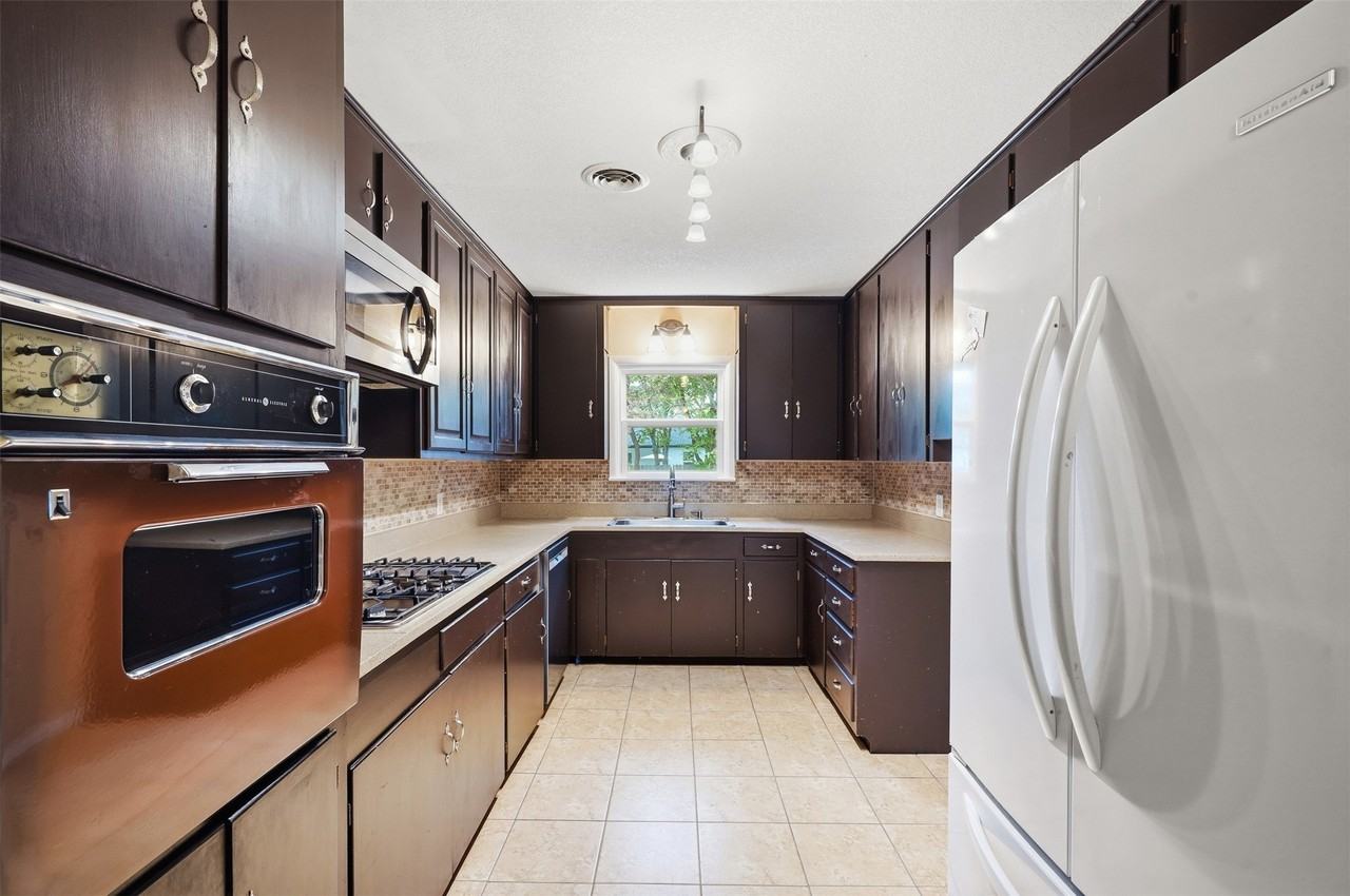 6117 Pyramid Blvd - Photo 6 of 17