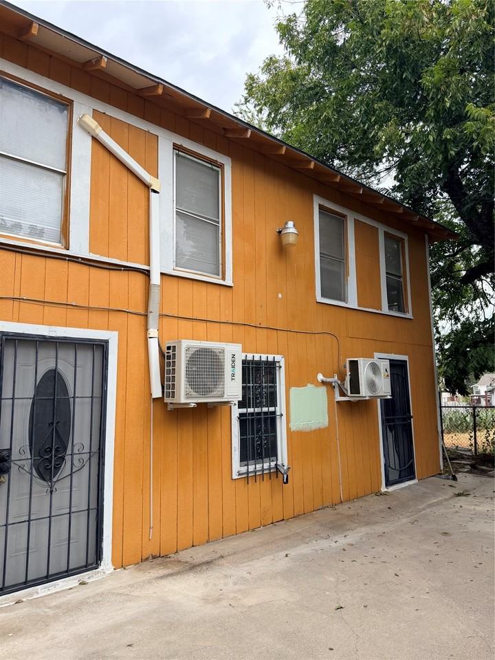 2205 Roosevelt Ave - Photo 2 of 10