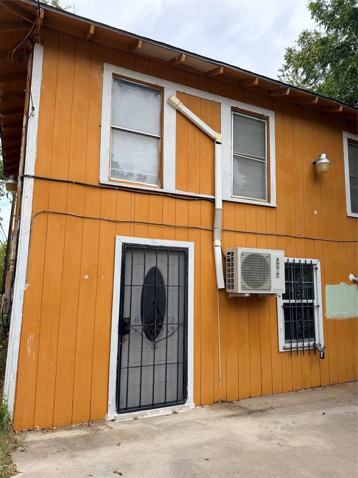 2205 Roosevelt Ave - Photo 3 of 10