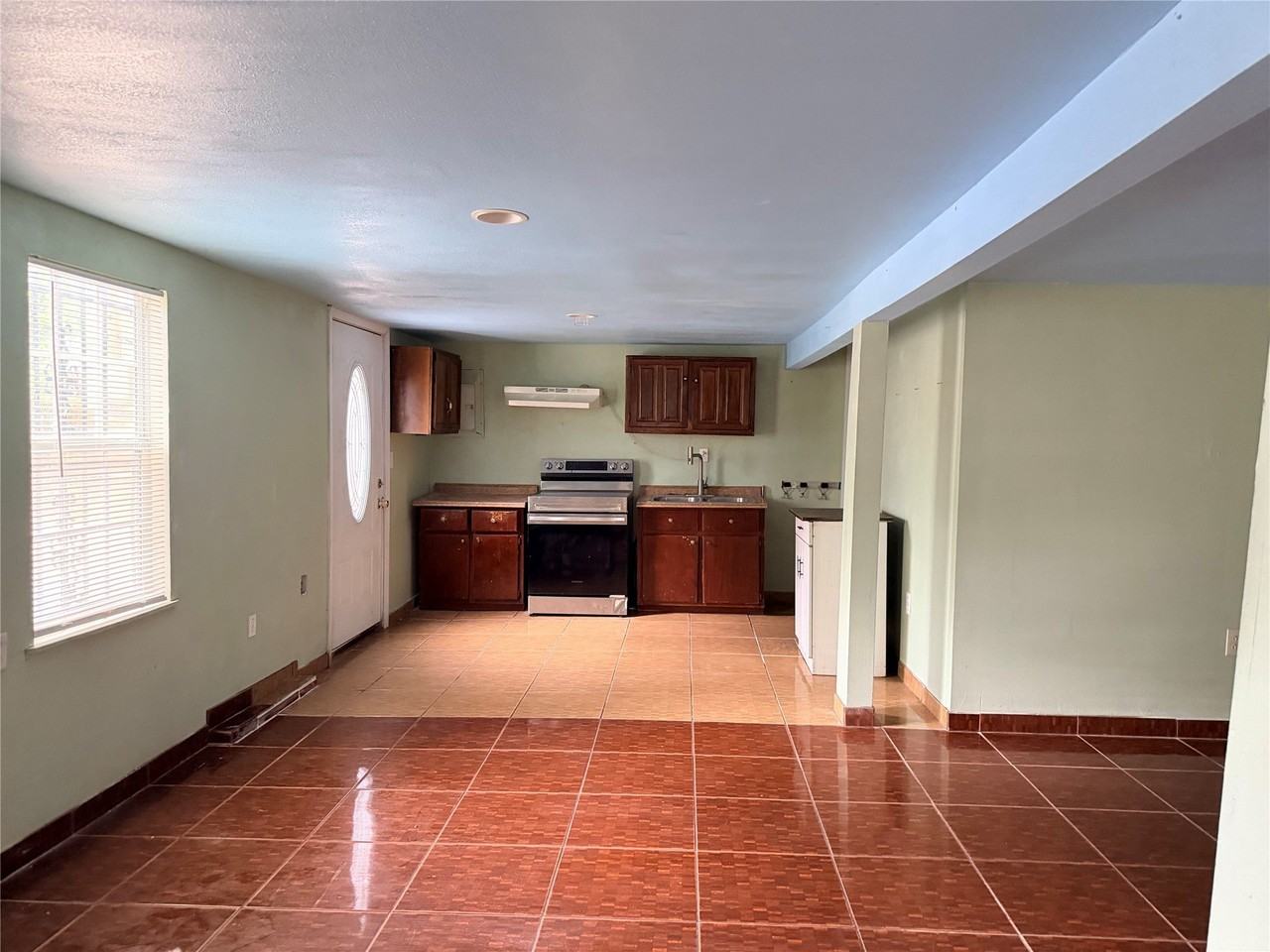 2205 Roosevelt Ave - Photo 4 of 10