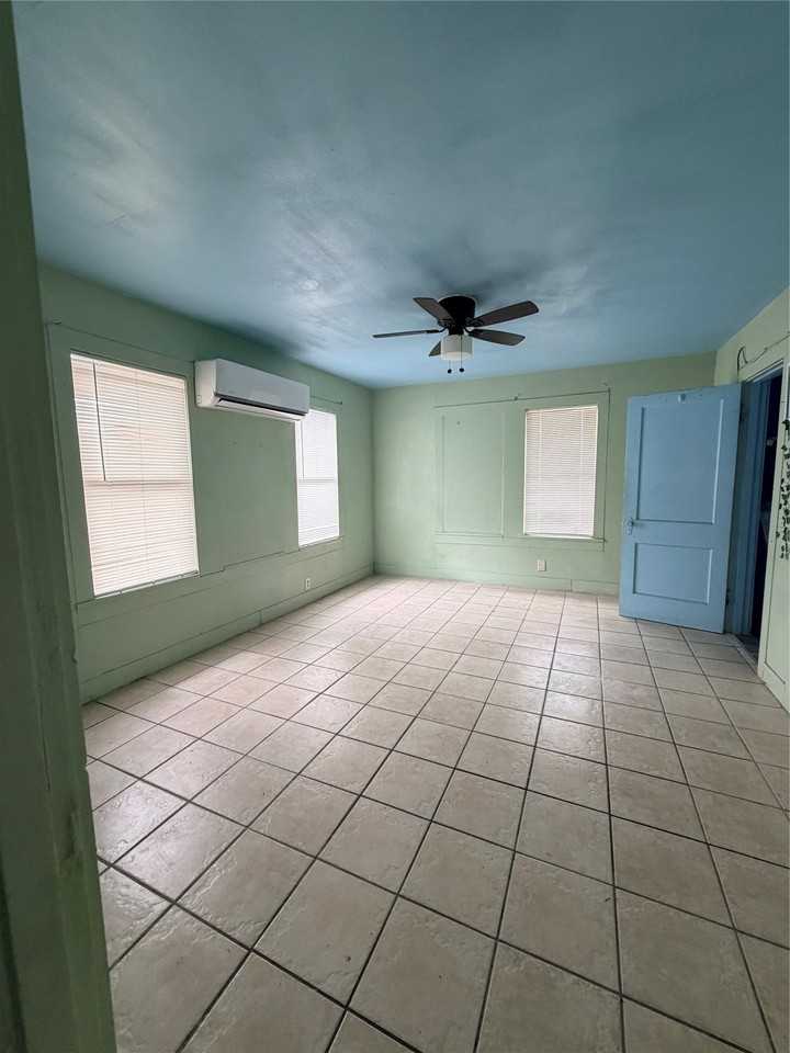 2205 Roosevelt Ave - Photo 6 of 10