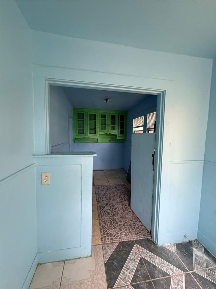 2205 Roosevelt Ave - Photo 7 of 10