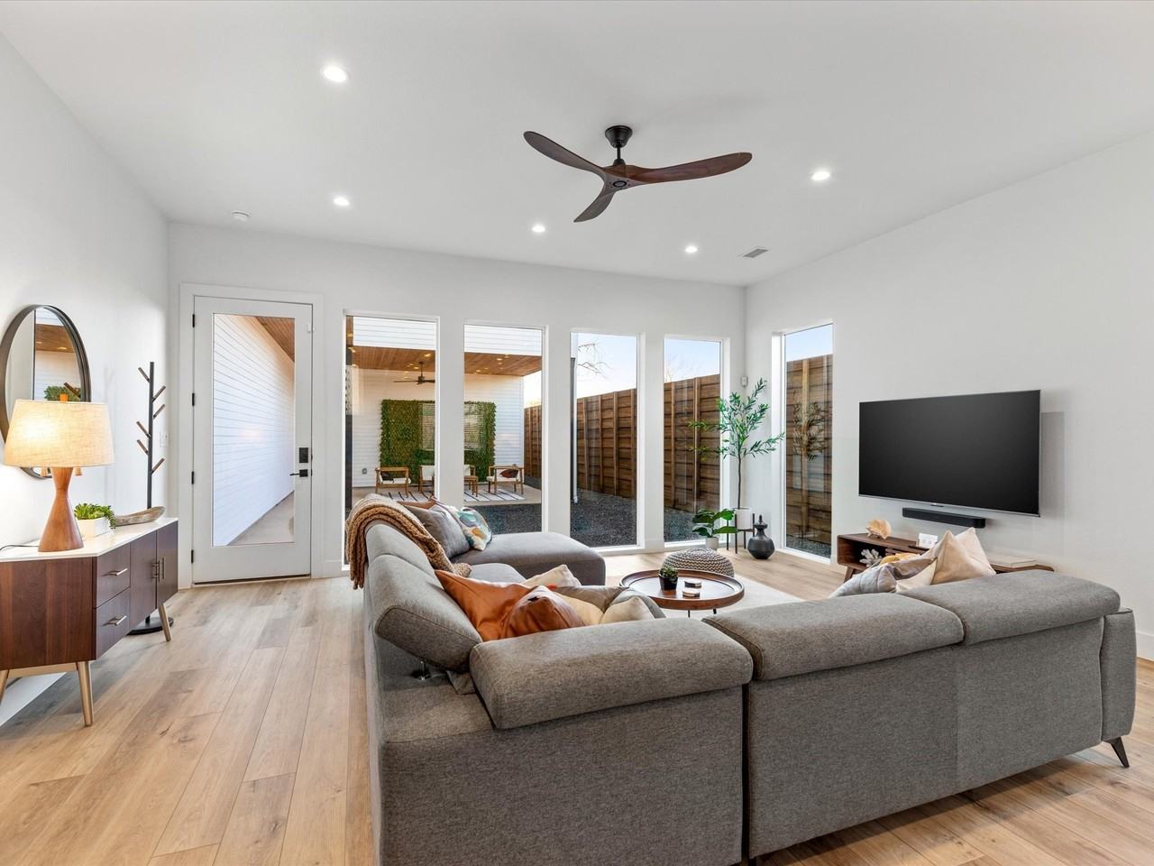 401 Martinique Ave - Photo 3 of 19