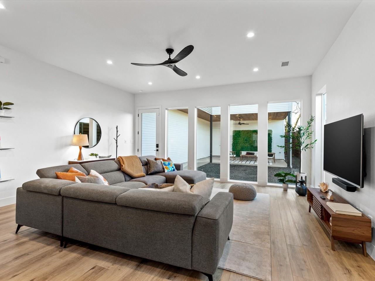401 Martinique Ave - Photo 4 of 19