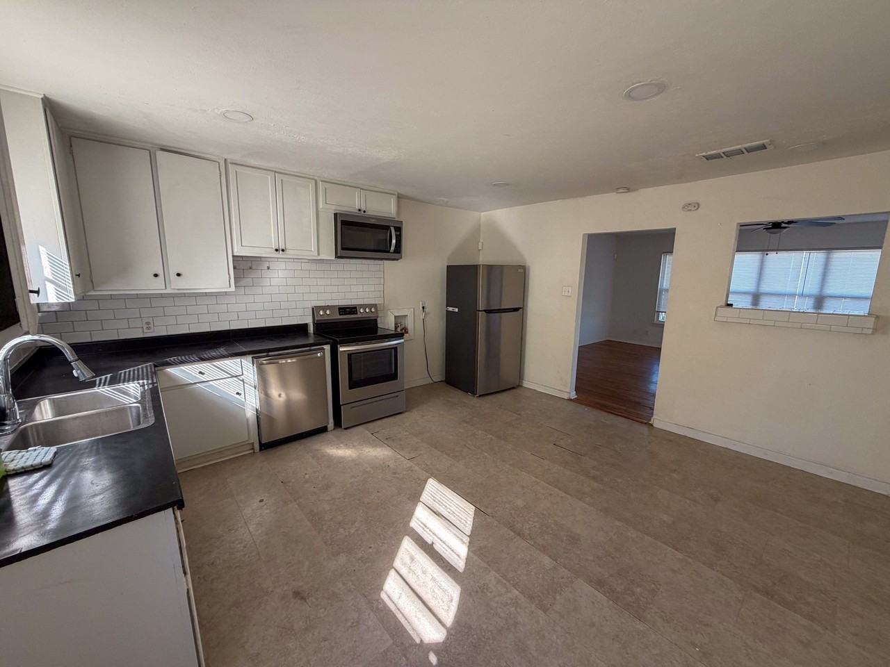 67 Mundt St - Photo 3 of 10