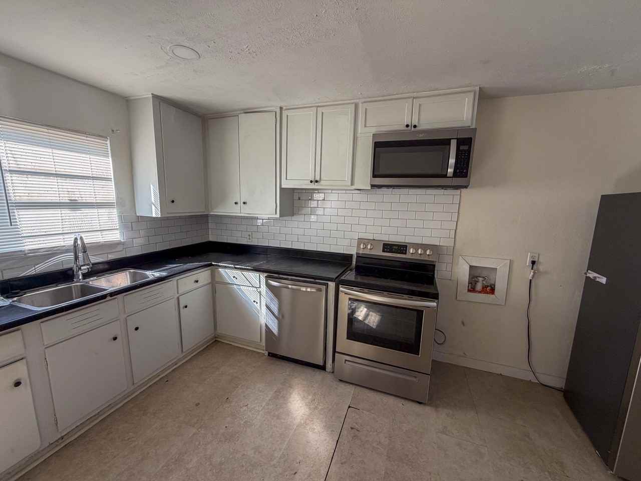 67 Mundt St - Photo 4 of 10