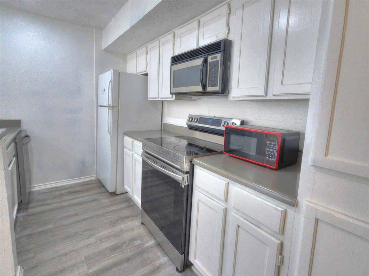 9827 Walnut St #205 - Photo 6 of 10