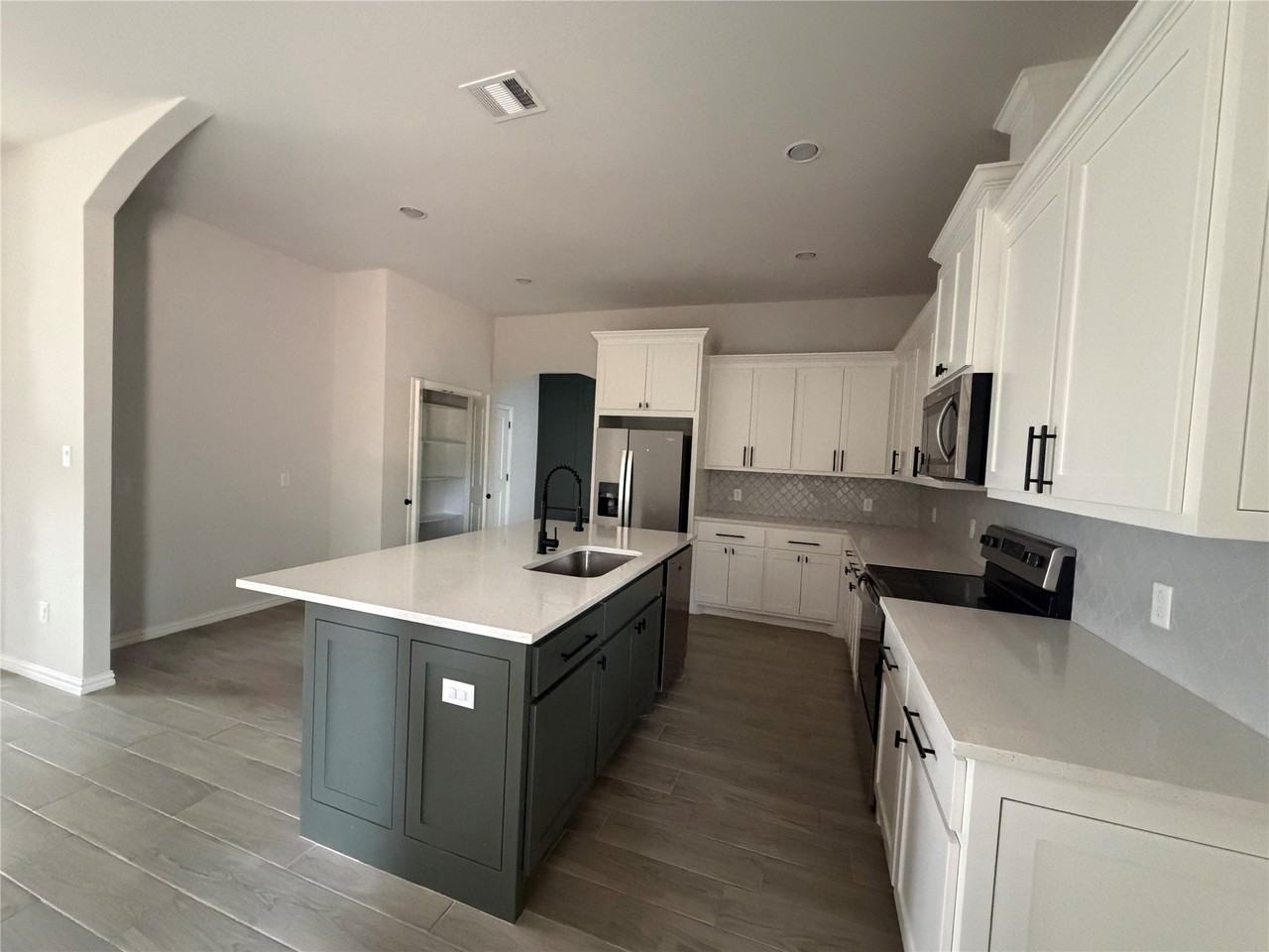 6111 Collins Ct - Photo 5 of 14