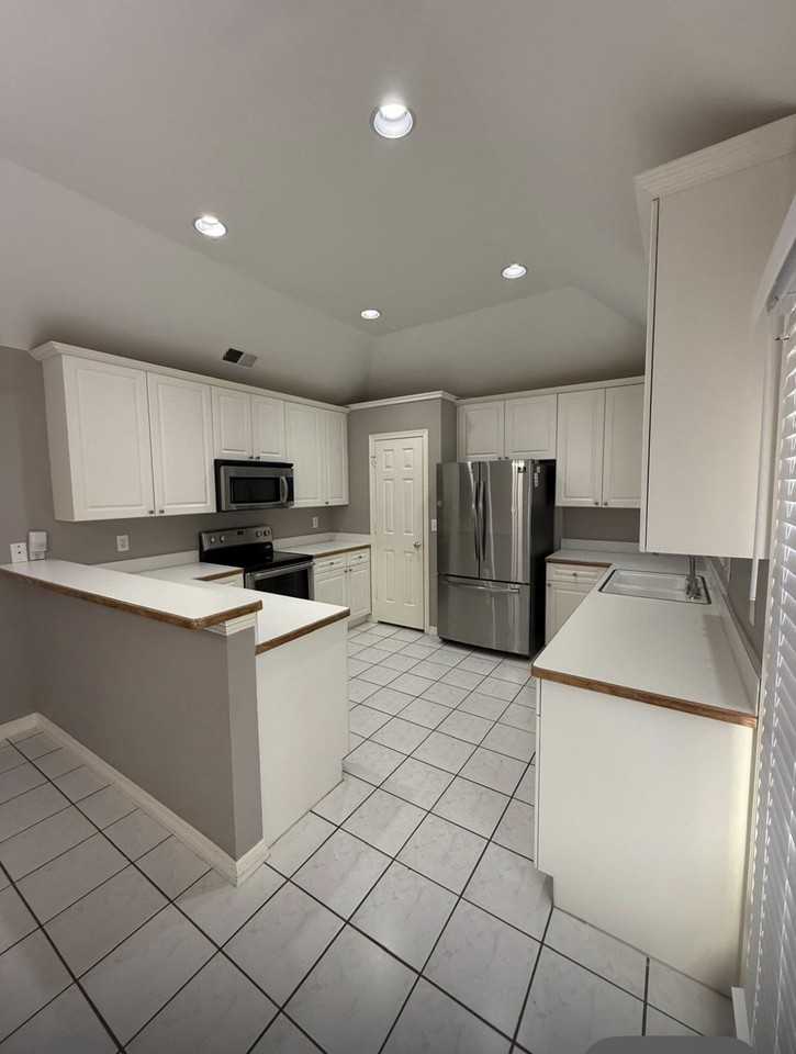 8001 Kings Ridge Rd - Photo 3 of 13