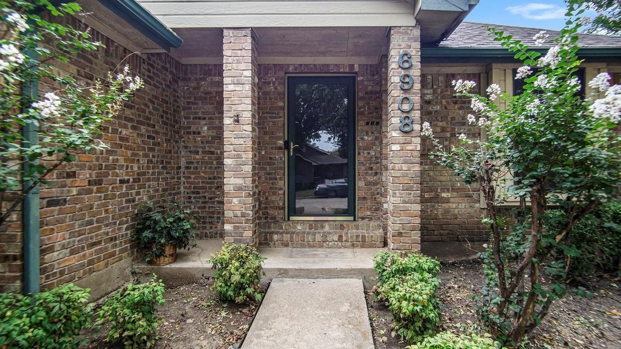 6908 Bentley Ave - Photo 3 of 26
