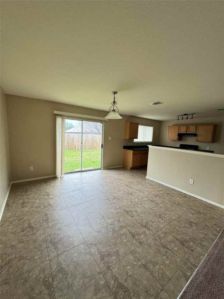 2009 Kings Forest Dr - Photo 4 of 9