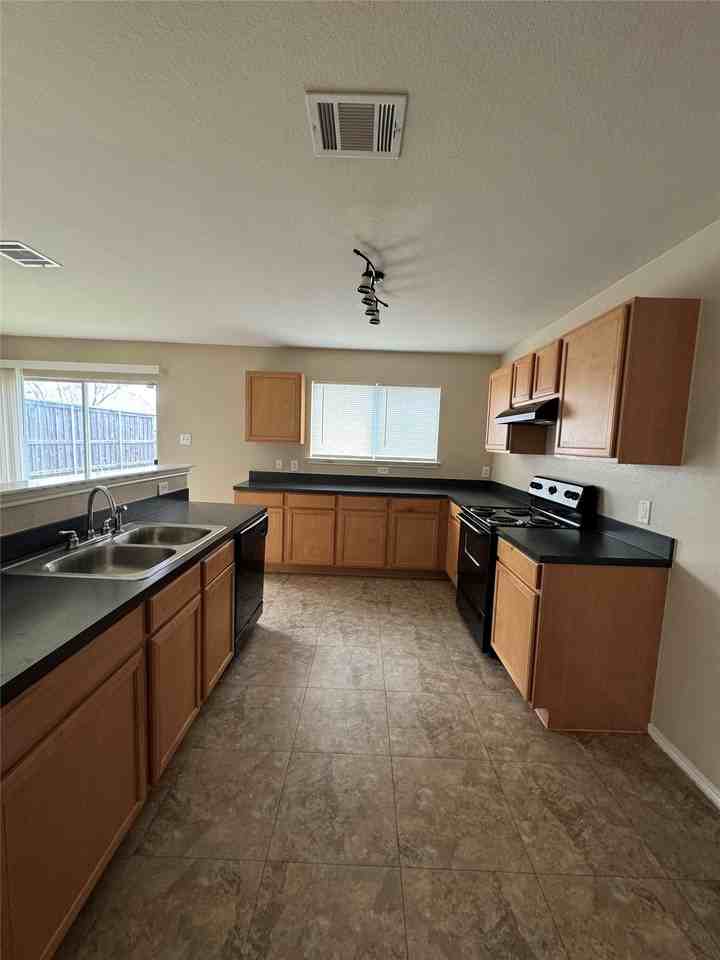 2009 Kings Forest Dr - Photo 5 of 9