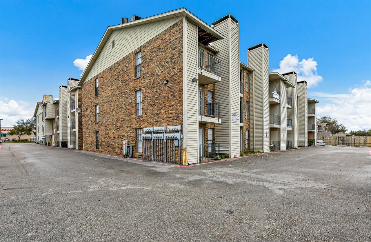 9520 Royal Ln #321