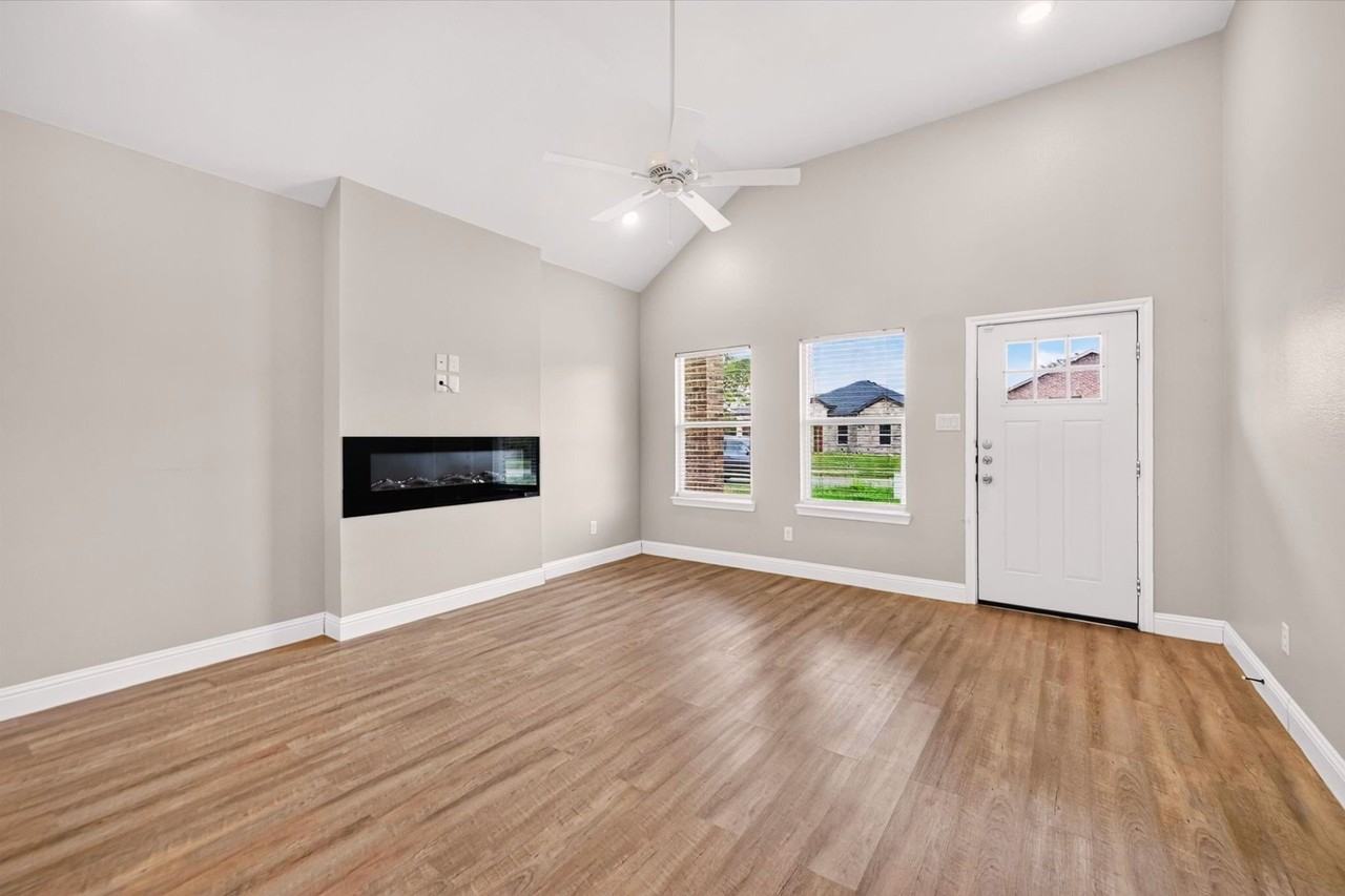4607 Spencer St - Photo 2 of 17
