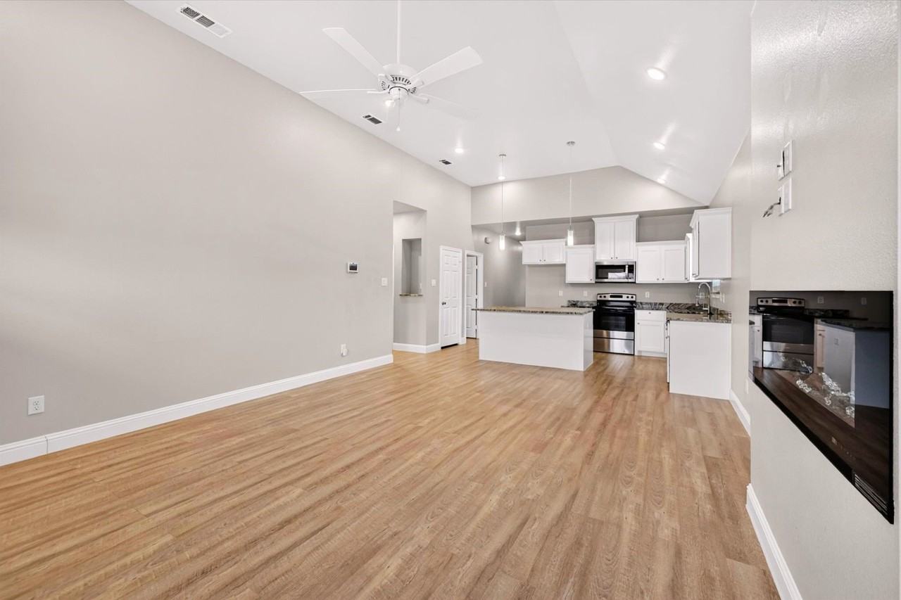 4607 Spencer St - Photo 3 of 17